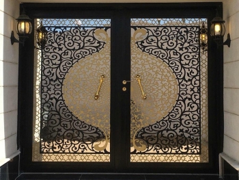 باب حديد ليزر اسود مع الذهبي