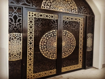 باب حديد ليزر بني مع الذهبي