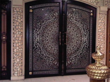 باب حديد اسود مشغول